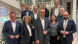 Von links nach rechts: Landrat Tobias Gerdesmeyer (Landkreis Vechta), Kreispfarrerin Martina Wittkowski (Kirchenkreis Oldenburger Münsterland), Thomas Zellner (Kreiskirchenrat Oldenburger Münsterland), Pfarrer Johannes Rohlfing (Kreiskirchenrat Oldenburger Münsterland), Bischof Thomas Adomeit (Vorsitz Visitation), Mareike Kuhlmann (Kreiskirchenrat Oldenburger Münsterland), Pfarrerin Natascha Faull (Visitations-Team), Pfarrer Dr. Stefan Welz (Bischofsbüro, Visitations-Team), Jürgen Trojahn (Kreiskirchenrat Oldenburger Münsterland), Landrat Johann Wimberg (Landkreis Cloppenburg).