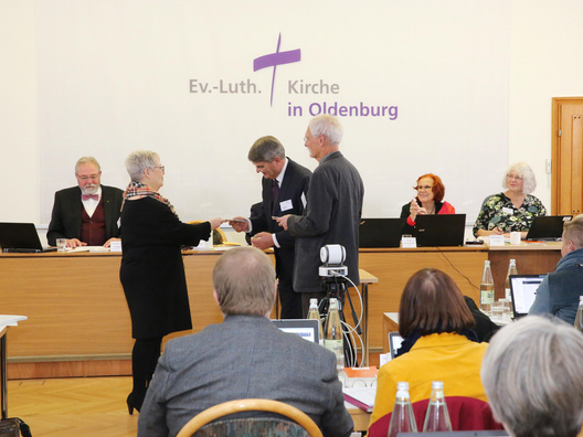 Synodenpräsidentin Sabine Blütchen dankte den Synodalen Jost Richter (Mitte) und Carsten Homann (re.) für 15 Jahre Tätigkeit in der Synode.