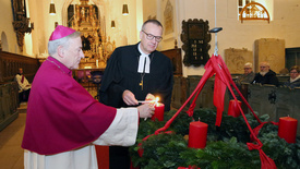 Am 1. Advent 2025 haben Bischof Thomas Adomeit (rechts) und Weihbischof Wilfried Theising (links) gemeinsam das neue Kirchenjahr in der evangelischen St.-Matthäus-Kirche in Rodenkirchen eröffnet.