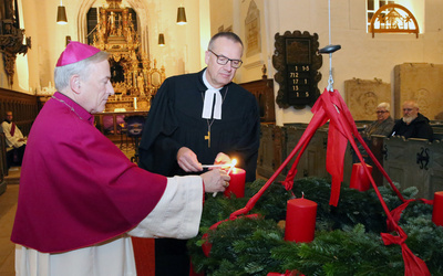Am 1. Advent 2025 haben Bischof Thomas Adomeit (rechts) und Weihbischof Wilfried Theising (links) gemeinsam das neue Kirchenjahr in der evangelischen St.-Matthäus-Kirche in Rodenkirchen eröffnet.