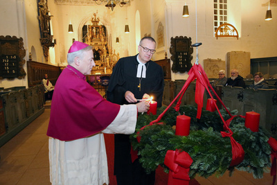 Am 1. Advent 2025 haben Bischof Thomas Adomeit (rechts) und Weihbischof Wilfried Theising (links) gemeinsam das neue Kirchenjahr in der evangelischen St.-Matthäus-Kirche in Rodenkirchen eröffnet.