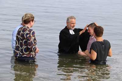 28 Kinder und Jugendliche sind am 18. August am Nordseestrand bei Hooksiel getauft worden. Darunter Tjamme Eilers, der sich nach biblischem Ritus komplett untertauchen ließ.
