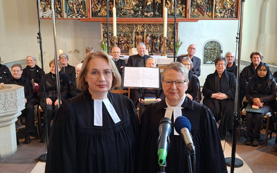 Radio-Gottesdienst in der St.-Johannes-Kirche in Bad Zwischenahn mit Pfarrerin Petra Adomeit (rechts) und Pfarrerin Sandra Hollatz (links)