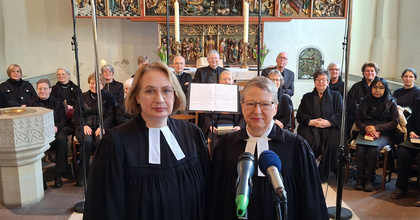Radio-Gottesdienst in der St.-Johannes-Kirche in Bad Zwischenahn mit Pfarrerin Petra Adomeit (rechts) und Pfarrerin Sandra Hollatz (links)