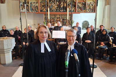 Radio-Gottesdienst in der St.-Johannes-Kirche in Bad Zwischenahn mit Pfarrerin Petra Adomeit (rechts) und Pfarrerin Sandra Hollatz (links)