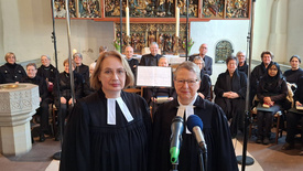 Radio-Gottesdienst in der St.-Johannes-Kirche in Bad Zwischenahn mit Pfarrerin Petra Adomeit (rechts) und Pfarrerin Sandra Hollatz (links)