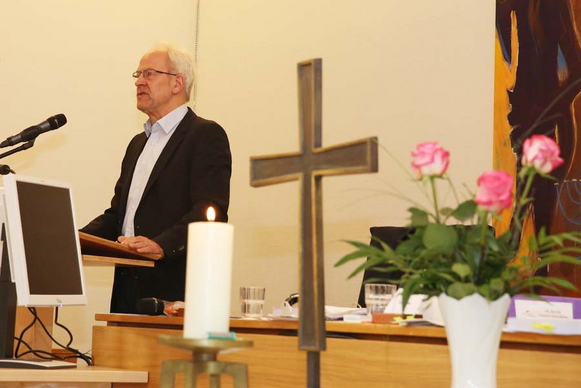Prof. Dr. Reinhard Schulz hielt am Freitag die Andacht zu Beginn des zweiten Verhandlungstages der 2. Tagung der 48. Synode.