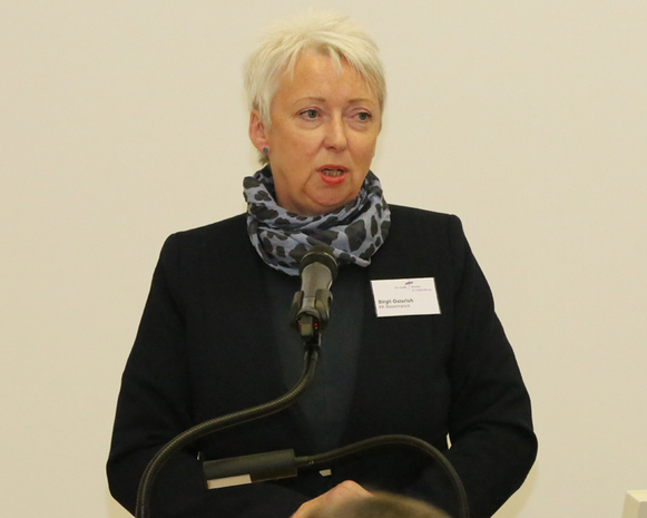 Birgit Osterloh, Vorsitzende des Vergabeausschusses, berichtete aus der Arbeit des Ausschusses