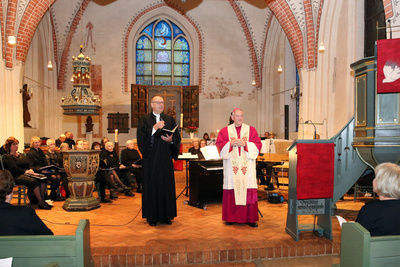Bischof Thomas Adomeit (links) und Weihbischof Wilfried Theising (rechts) begrüßen zur Festveranstaltung zum Reformationstag 2025 in der St. Petri-Kirche in Westerstede.