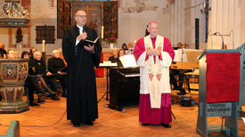 Bischof Thomas Adomeit (links) und Weihbischof Wilfried Theising (rechts) begrüßen zur Festveranstaltung zum Reformationstag 2025 in der St. Petri-Kirche in Westerstede.