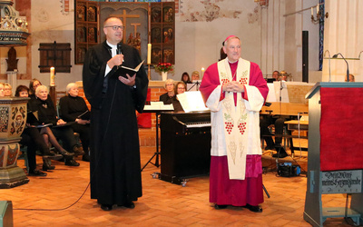 Bischof Thomas Adomeit (links) und Weihbischof Wilfried Theising (rechts) begrüßen zur Festveranstaltung zum Reformationstag 2025 in der St. Petri-Kirche in Westerstede.