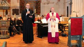 Bischof Thomas Adomeit (links) und Weihbischof Wilfried Theising (rechts) begrüßen zur Festveranstaltung zum Reformationstag 2025 in der St. Petri-Kirche in Westerstede.
