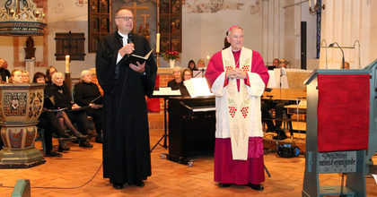 Bischof Thomas Adomeit (links) und Weihbischof Wilfried Theising (rechts) begrüßen zur Festveranstaltung zum Reformationstag 2025 in der St. Petri-Kirche in Westerstede.