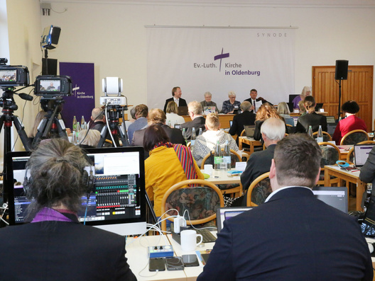 Die Synodalen sitzen in einem großen Raum und tagen dort.