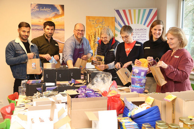 Ein ökumenisches Team von Freiwilligen hat am Freitag vor dem 3. Advent 450 Weihnachtstüten für Kinder in Armut gepackt. 