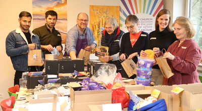 Ein ökumenisches Team von Freiwilligen hat am Freitag vor dem 3. Advent 450 Weihnachtstüten für Kinder in Armut gepackt. 