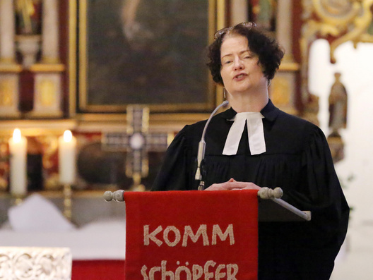 Die 8. Tagung der 49. Synode der oldenburgischen Kirche begann mit einem Abendmahlsgottesdienst in der St.-Ulrichs-Kirche in Rastede. Es predigte Pfarrerin Doris Möllenberg.