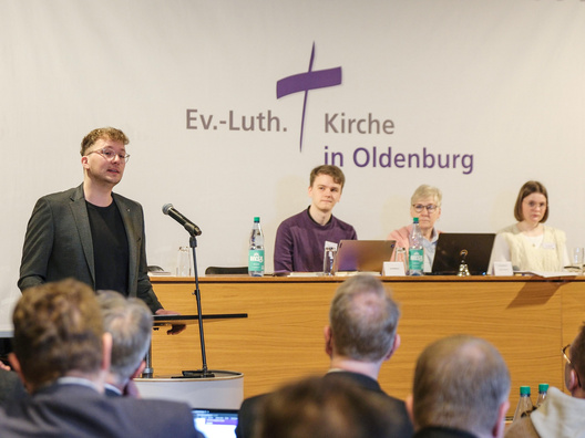 Chris Schellstede steht am Rednerpult und hält eine Rede.