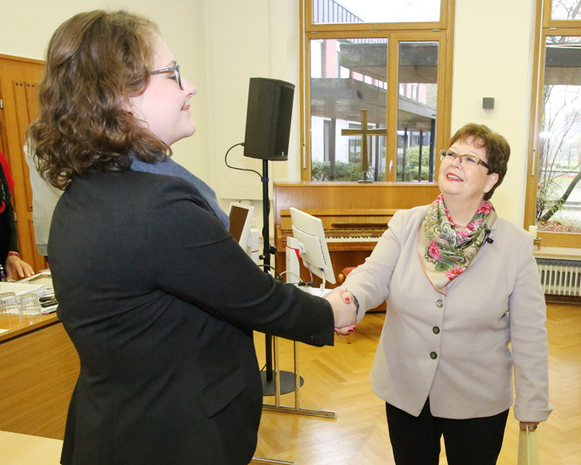 Synodenpräsidentin Sabine Blütchen verpflichtete Thordis Paulsen als berufene Ersatzsynodale.
