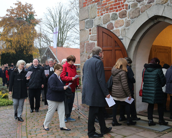 in die St.-Ulrichs-Kirche in Rastede ein.