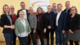 Der neue Kreiskirchenrat (inkl. der stellvertretenden Mitglieder) der Kreissynode Oldenburg Stadt (von links): Dr. Anna Cornelius, Tobias Frick, Sabine Blütchen, Kreispfarrer Torsten Maes, Ulrieke Lohse, Andrea Gellern, die Vorsitzende der Kreissynode Nadine Carina Waitz, Jörn Ahlers, Pfarrer Nico Szameitat, Heino Müller, Elke Hahn. Nicht auf dem Foto: Pfarrerin Jenny Battram-Arenhövel, stellv. Kreispfarrerin.