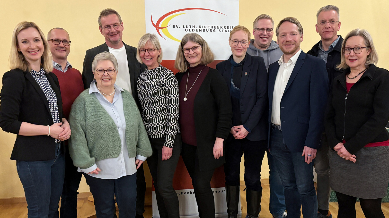 Der neue Kreiskirchenrat (inkl. der stellvertretenden Mitglieder) der Kreissynode Oldenburg Stadt (von links): Dr. Anna Cornelius, Tobias Frick, Sabine Blütchen, Kreispfarrer Torsten Maes, Ulrieke Lohse, Andrea Gellern, die Vorsitzende der Kreissynode Nadine Carina Waitz, Jörn Ahlers, Pfarrer Nico Szameitat, Heino Müller, Elke Hahn. Nicht auf dem Foto: Pfarrerin Jenny Battram-Arenhövel, stellv. Kreispfarrerin.