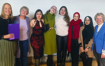 Preisträgerinnen des Projekts „Ländercafé in Apen“ mit Laudatorin Landtagspräsidentin Hanna Naber (2. von links). Seit April 2023 ist das Ländercafé ein offener Begegnungsort im ländlichen Ammerland.