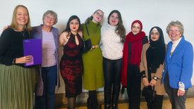 Preisträgerinnen des Projekts „Ländercafé in Apen“ mit Laudatorin Landtagspräsidentin Hanna Naber (2. von links). Seit April 2023 ist das Ländercafé ein offener Begegnungsort im ländlichen Ammerland.