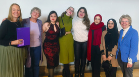 Preisträgerinnen des Projekts „Ländercafé in Apen“ mit Laudatorin Landtagspräsidentin Hanna Naber (2. von links). Seit April 2023 ist das Ländercafé ein offener Begegnungsort im ländlichen Ammerland.
