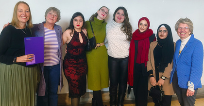 Preisträgerinnen des Projekts „Ländercafé in Apen“ mit Laudatorin Landtagspräsidentin Hanna Naber (2. von links). Seit April 2023 ist das Ländercafé ein offener Begegnungsort im ländlichen Ammerland.