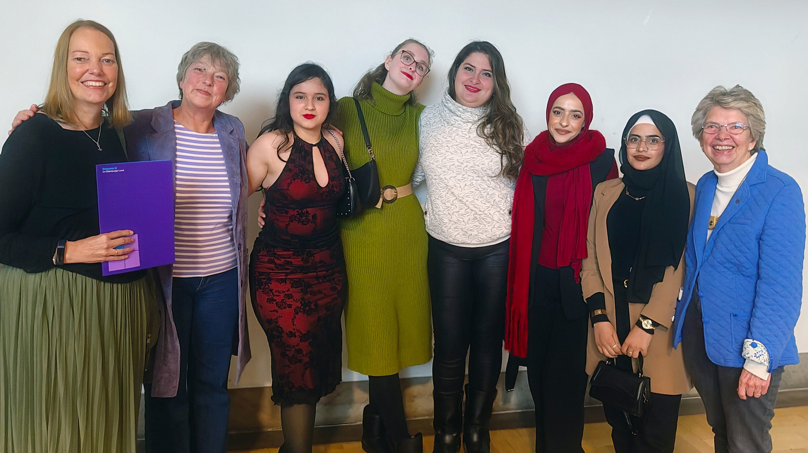 Preisträgerinnen des Projekts „Ländercafé in Apen“ mit Laudatorin Landtagspräsidentin Hanna Naber (2. von links). Seit April 2023 ist das Ländercafé ein offener Begegnungsort im ländlichen Ammerland.