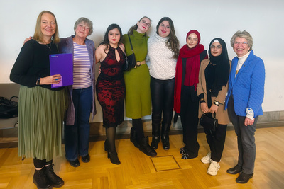 Preisträgerinnen des Projekts „Ländercafé in Apen“ mit Laudatorin Landtagspräsidentin Hanna Naber (2. von links). Seit April 2023 ist das Ländercafé ein offener Begegnungsort im ländlichen Ammerland.