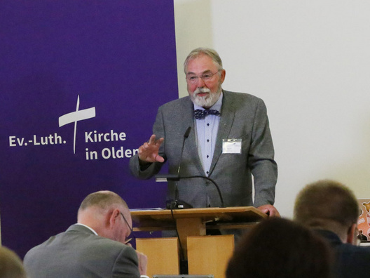 Dieses Bild zeigt Projektleiter Kai Wessels bei dem Zwischenbericht zum Projekt „Zukunftsfähigkeit der Ev.-Luth. Kirche in Oldenburg“.