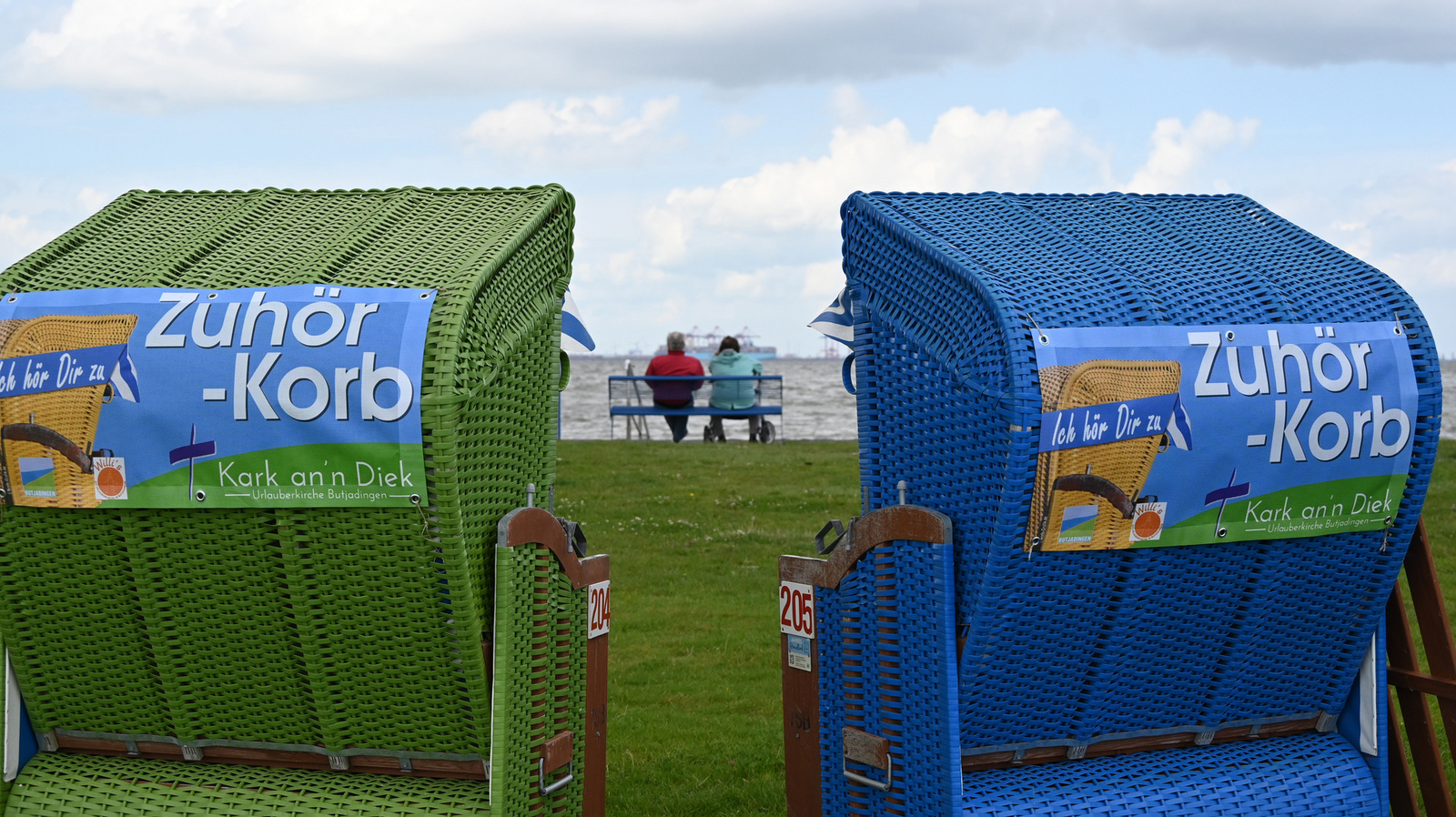 Zu sehen ist der „Zuhör-Korb“ am Friesenstrand in Tossens.