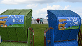 Zu sehen ist der „Zuhör-Korb“ am Friesenstrand in Tossens.