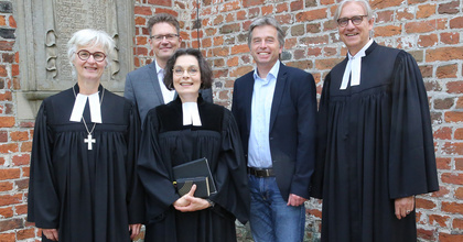 Verabschiedung in der Osternburger Dreifaltigkeitskirche (von links nach rechts): Oberkirchenrätin Gudrun Mawick, Pfarrer Cornelius Grohs, Pfarrerin Julia Neuschwander, Pfarrer Joachim Eisemann, und Pfarrer Dr. Stefan Welz