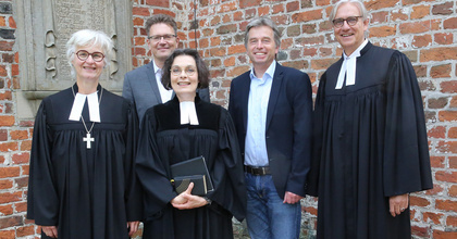 Verabschiedung in der Osternburger Dreifaltigkeitskirche (von links nach rechts): Oberkirchenrätin Gudrun Mawick, Pfarrer Cornelius Grohs, Pfarrerin Julia Neuschwander, Pfarrer Joachim Eisemann, und Pfarrer Dr. Stefan Welz