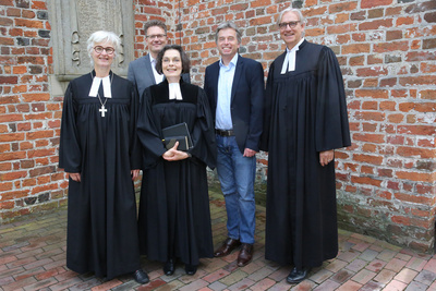 Verabschiedung in der Osternburger Dreifaltigkeitskirche (von links nach rechts): Oberkirchenrätin Gudrun Mawick, Pfarrer Cornelius Grohs, Pfarrerin Julia Neuschwander, Pfarrer Joachim Eisemann, und Pfarrer Dr. Stefan Welz