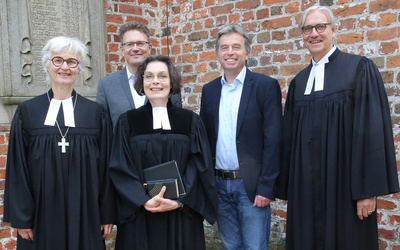 Verabschiedung in der Osternburger Dreifaltigkeitskirche (von links nach rechts): Oberkirchenrätin Gudrun Mawick, Pfarrer Cornelius Grohs, Pfarrerin Julia Neuschwander, Pfarrer Joachim Eisemann, und Pfarrer Dr. Stefan Welz