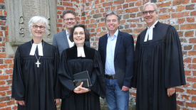 Verabschiedung in der Osternburger Dreifaltigkeitskirche (von links nach rechts): Oberkirchenrätin Gudrun Mawick, Pfarrer Cornelius Grohs, Pfarrerin Julia Neuschwander, Pfarrer Joachim Eisemann, und Pfarrer Dr. Stefan Welz