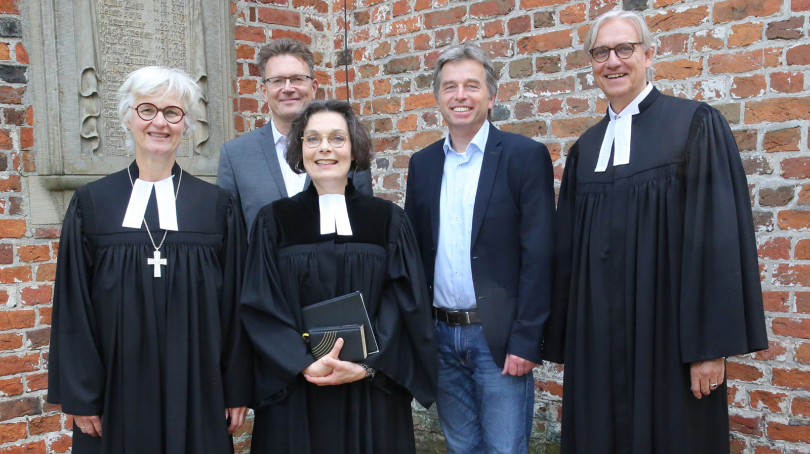Verabschiedung in der Osternburger Dreifaltigkeitskirche (von links nach rechts): Oberkirchenrätin Gudrun Mawick, Pfarrer Cornelius Grohs, Pfarrerin Julia Neuschwander, Pfarrer Joachim Eisemann, und Pfarrer Dr. Stefan Welz