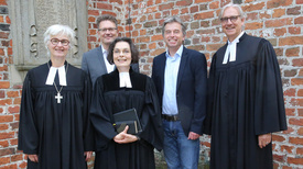 Verabschiedung in der Osternburger Dreifaltigkeitskirche (von links nach rechts): Oberkirchenrätin Gudrun Mawick, Pfarrer Cornelius Grohs, Pfarrerin Julia Neuschwander, Pfarrer Joachim Eisemann, und Pfarrer Dr. Stefan Welz