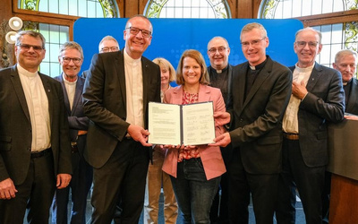 Unterzeichneten in Hannover die Vereinbarung zum Unterrichtfach Christliche Religion in Niedersachsen (von links nach rechts): Landesbischof Dr. Oliver Schuegraf (Schaumburg-Lippe), Oberlandeskirchenrat Thomas Hofer (Braunschweig), Bischof Thomas Adomeit (Oldenburg, Ratsvorsitzender der Konföderation evangelischer Kirchen in Niedersachsen), Kirchenpräsidentin Dr. Susanne Bei der Wieden (Reformierte Kirche), Kultusministerin Julia Willie Hamburg, Bischof Dr. Dominicus Meier OSB (Osnabrück), Bischof Dr. Heiner Wilmer SCJ (Hildesheim), Landesbischofe Ralf Meister (Hannover) und Weihbischof Wilfried Theising (Vechta).