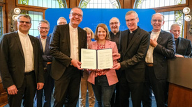 Unterzeichneten in Hannover die Vereinbarung zum Unterrichtfach Christliche Religion in Niedersachsen (von links nach rechts): Landesbischof Dr. Oliver Schuegraf (Schaumburg-Lippe), Oberlandeskirchenrat Thomas Hofer (Braunschweig), Bischof Thomas Adomeit (Oldenburg, Ratsvorsitzender der Konföderation evangelischer Kirchen in Niedersachsen), Kirchenpräsidentin Dr. Susanne Bei der Wieden (Reformierte Kirche), Kultusministerin Julia Willie Hamburg, Bischof Dr. Dominicus Meier OSB (Osnabrück), Bischof Dr. Heiner Wilmer SCJ (Hildesheim), Landesbischofe Ralf Meister (Hannover) und Weihbischof Wilfried Theising (Vechta).