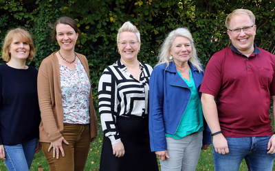 Mitglieder des Teams der Fachstelle Sexualisierte Gewalt der Ev.-Luth. Kirche in Oldenburg (von links nach rechts): Kerstin Wille (Bildungsreferentin), Merle Witt (juristische Beraterin), Nadine Schlie (erste Ansprechpersonen für Betroffene sexualisierter Gewalt), Gina Beushausen (Beraterin für Betroffene sexualisierter Gewalt), Björn Kraemer (Bildungsreferent).