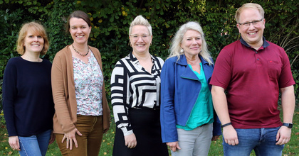 Mitglieder des Teams der Fachstelle Sexualisierte Gewalt der Ev.-Luth. Kirche in Oldenburg (von links nach rechts): Kerstin Wille (Bildungsreferentin), Merle Witt (juristische Beraterin), Nadine Schlie (erste Ansprechpersonen für Betroffene sexualisierter Gewalt), Gina Beushausen (Beraterin für Betroffene sexualisierter Gewalt), Björn Kraemer (Bildungsreferent).