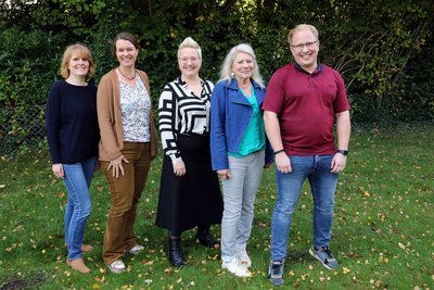 Mitglieder des Teams der Fachstelle Sexualisierte Gewalt der Ev.-Luth. Kirche in Oldenburg (von links nach rechts): Kerstin Wille (Bildungsreferentin), Merle Witt (juristische Beraterin), Nadine Schlie (erste Ansprechpersonen für Betroffene sexualisierter Gewalt), Gina Beushausen (Beraterin für Betroffene sexualisierter Gewalt), Björn Kraemer (Bildungsreferent).