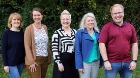 Mitglieder des Teams der Fachstelle Sexualisierte Gewalt der Ev.-Luth. Kirche in Oldenburg (von links nach rechts): Kerstin Wille (Bildungsreferentin), Merle Witt (juristische Beraterin), Nadine Schlie (erste Ansprechpersonen für Betroffene sexualisierter Gewalt), Gina Beushausen (Beraterin für Betroffene sexualisierter Gewalt), Björn Kraemer (Bildungsreferent).