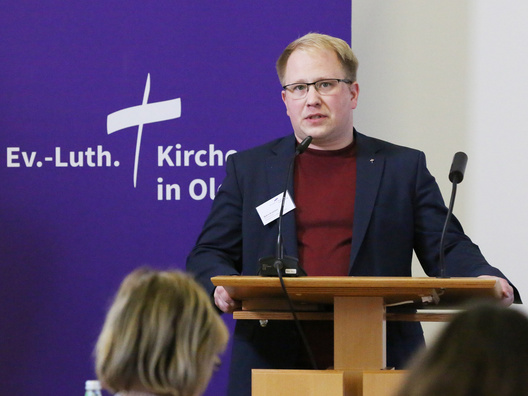 Björn Kraemer steht am Rednerpult.