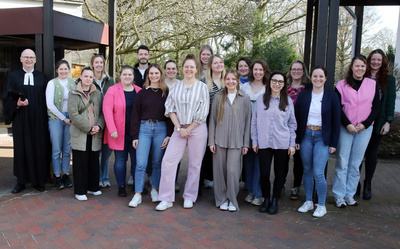 18 Religionslehrkräfte aus ganz Niedersachsen haben ihre Vokationsurkunden zur Erteilung des evangelischen Religionsunterrichts von Pfarrer Fritz Pinne (links) erhalten.